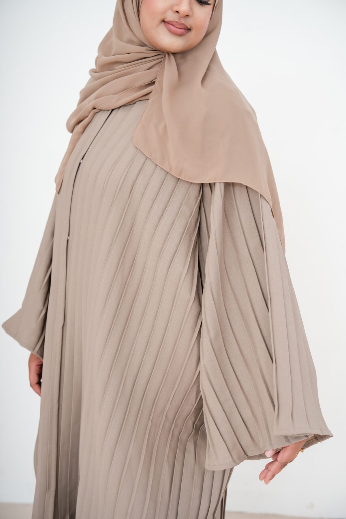 Desert Taupe Pleated Abaya - Image 4
